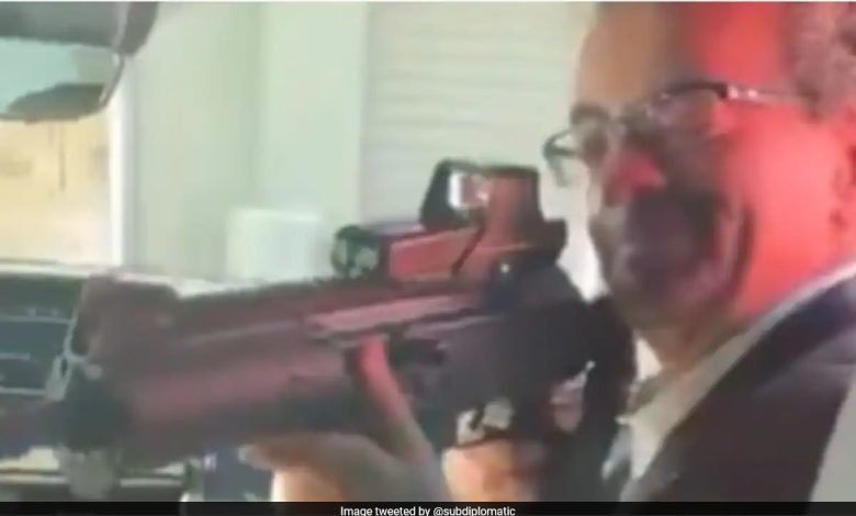 Embaixador do Reino Unido no México é demitido depois que um vídeo o mostra apontando uma arma para funcionários