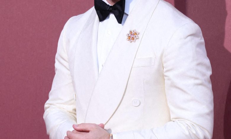 Nick Jonas vestindo um smoking branco