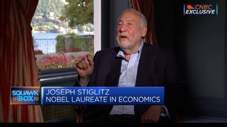 O laureado com o Nobel Joseph Stiglitz diz que um corte maior na taxa do Fed ajudaria na inflação e no emprego