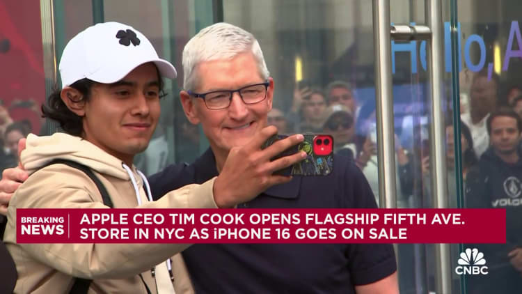 iPhone 16 começa a ser vendido: CEO da Apple, Tim Cook, abre loja principal na Quinta Avenida em Nova York