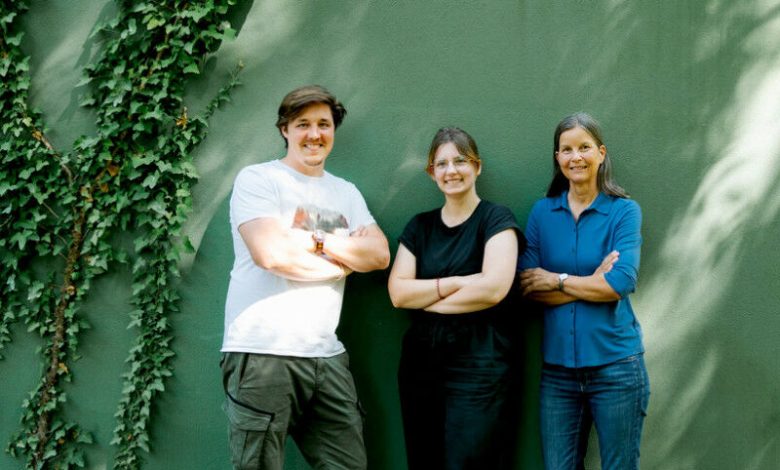 Dominique Stolle, Lena Osterhoff e Danja Schünemann (da esquerda) olham para o de