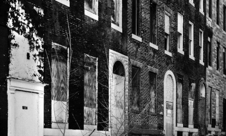 Casas geminadas abandonadas em Baltimore em uma foto em preto e branco