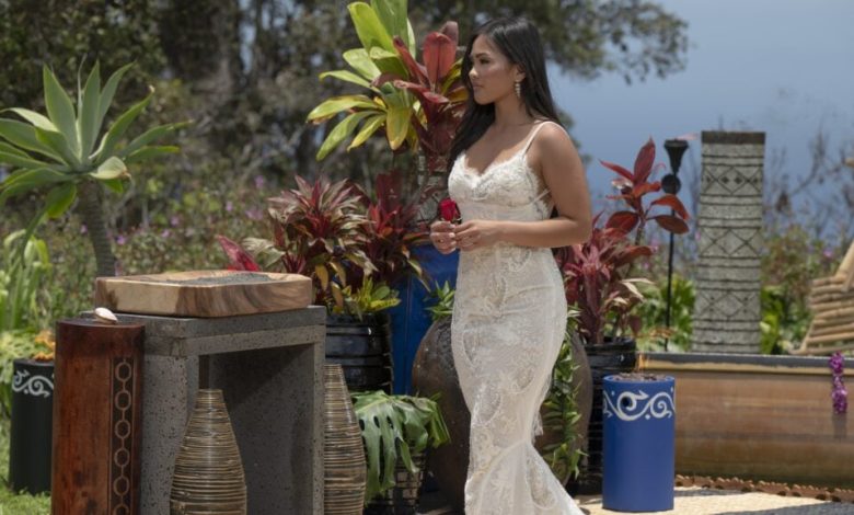 Jenn se prepara para entregar sua última rosa no final da 21ª temporada de The Bachelorette.