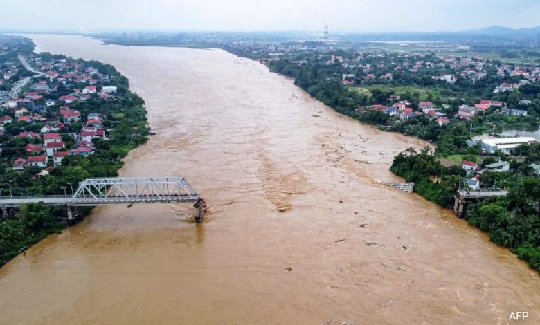 Vídeo: Ponte desaba no Vietnã atingido por tufão, veículos mergulham no rio