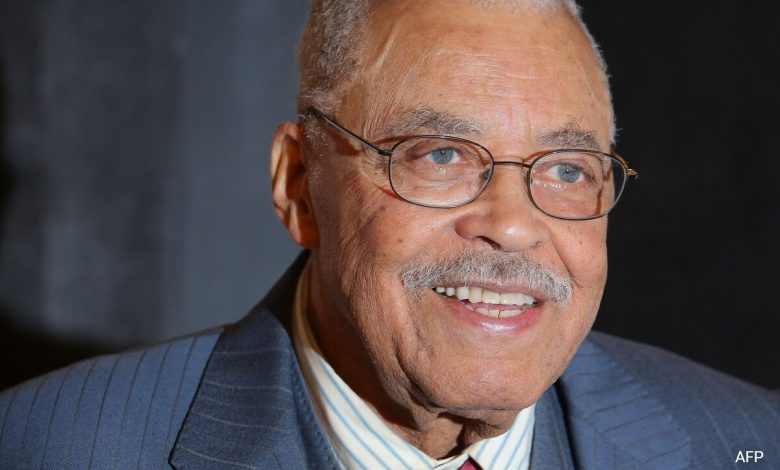 James Earl Jones, voz de 'Darth Vader' e 'Rei Mufasa', morre aos 93 anos