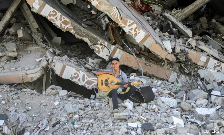 Músico de Gaza canta para crianças que enfrentam horrores diários da guerra