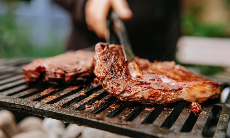 O que acontece com a carne quando ela é cozida?