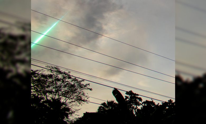 Uma foto de um raio verde de luz no céu