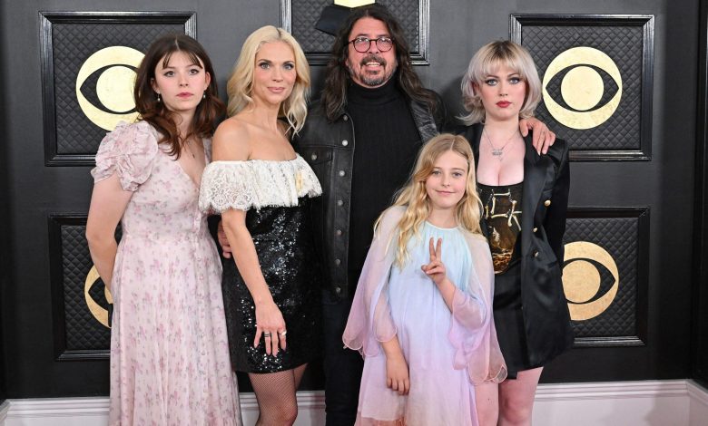 Dave Grohl, Jordyn Blum e seus filhos no 65º GRAMMY Awards