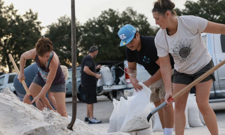 Moradores enchem sacos de areia no Helen Howarth Park em Pinellas Park, Flórida, antes da chegada do furacão Helene.