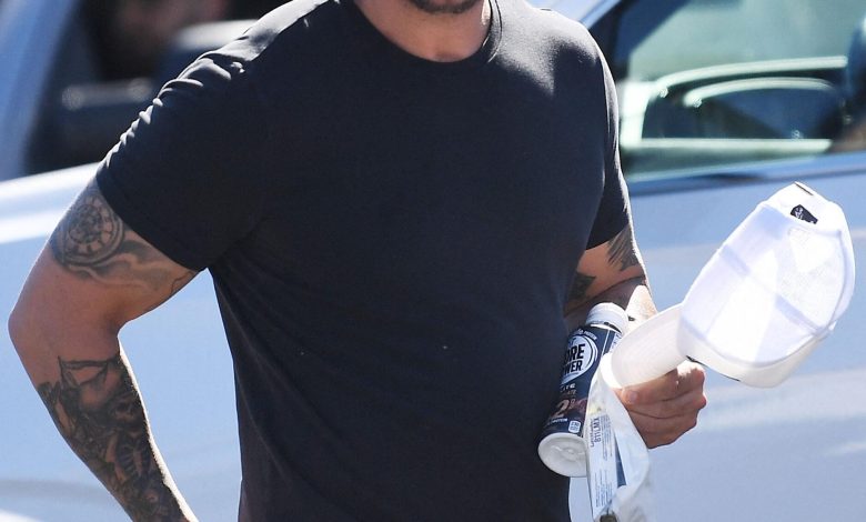 Jax Taylor corta o cabelo depois de receber alta de uma instituição de saúde mental e depois que sua ex-esposa Brittany Cartwright disse que não quer mais nada com ele