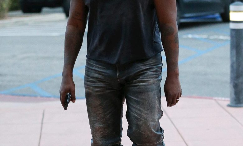 Kanye West caminhando