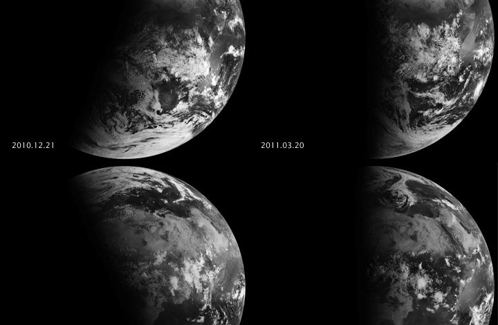 Uma visão da Terra do espaço durante solstícios e equinócios. Durante os solstícios, a Terra é inclinada de modo que a luz solar incide diagonalmente sobre o planeta, enquanto a luz solar incide verticalmente durante os equinócios.