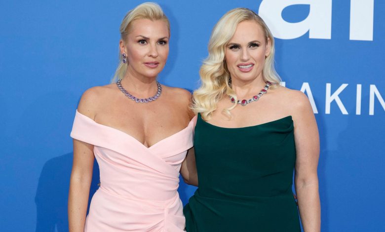 Rebel Wilson e a noiva Ramona Agruma na amfAR Gala Cannes 2023