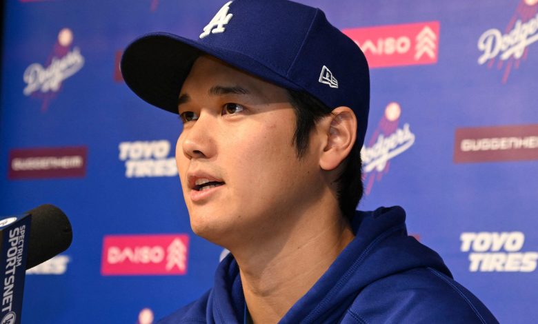 Shohei Ohtani fala em uma coletiva de imprensa