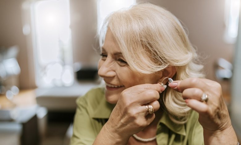 Signia apresenta aparelhos auditivos estilo earbud com qualidade de som de nível de prescrição