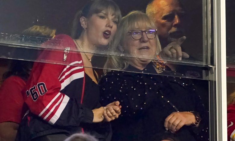 Taylor Swift está de volta às arquibancadas para Travis Kelce no jogo do Kansas City Chiefs ao lado da mãe de Kelce, Donna.