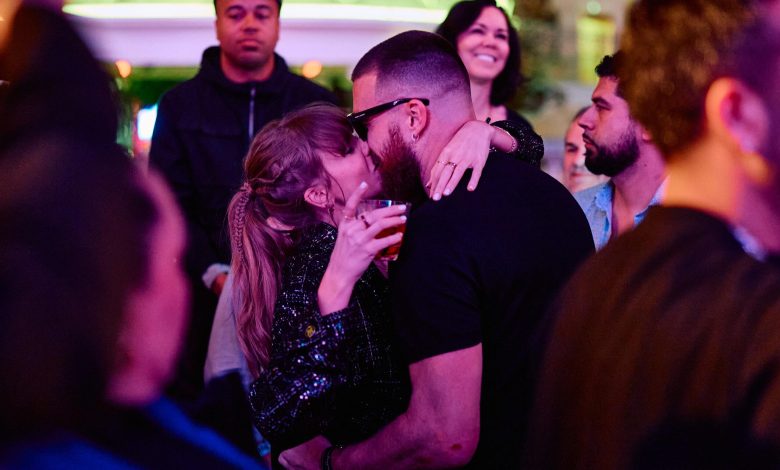 Travis Kelce e Taylor Swift festejam com amigos após o Super Bowl [PHOTOS]