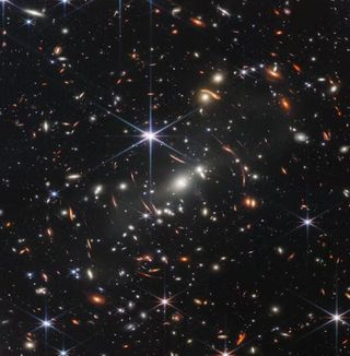 Uma imagem do JWST mostrando muitas estrelas e galáxias distantes