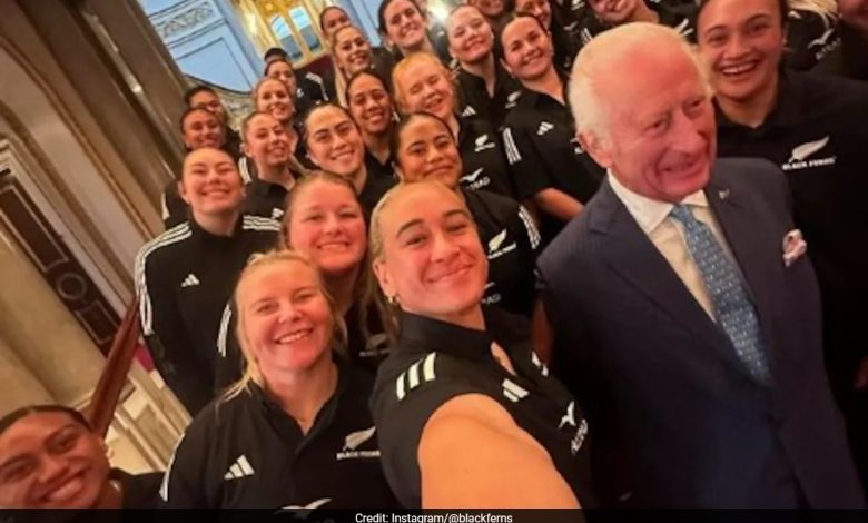 O abraço caloroso do Rei Charles com a Seleção Feminina de Rugby da Nova Zelândia