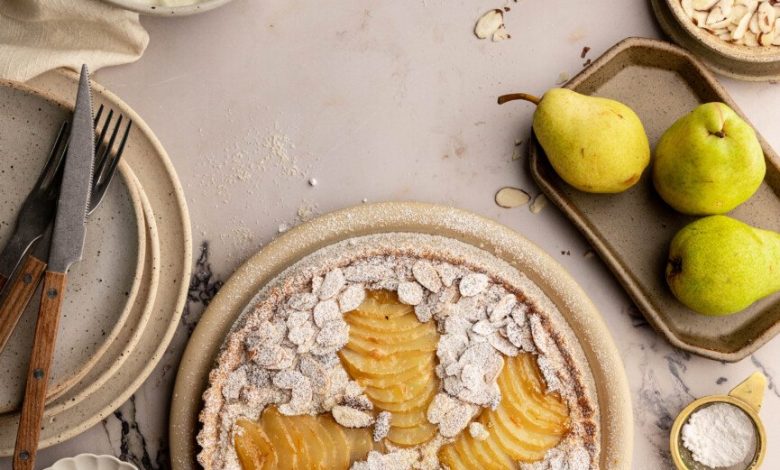 A sobremesa mais bonita da temporada é esta torta de pera e frangipane