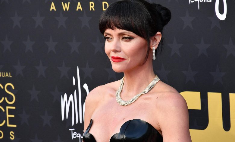 Christina Ricci em vestido preto na 29ª edição do Critics' Choice Awards