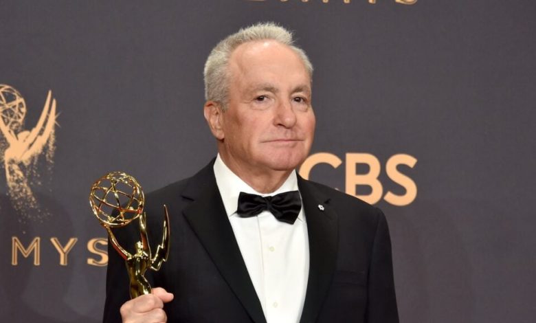 O produtor Lorne Michaels, vencedor do prêmio de Melhor Série de Variedades/Esquetes por 'Saturday Night Live', posa na sala de imprensa durante a 69ª edição do Primetime Emmy Awards no Microsoft Theater em 17 de setembro de 2017 em Los Angeles, Califórnia.