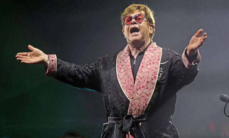 Elton John vestiu um longo robe de seda para o horário de verão britânico no Hyde Park de Londres