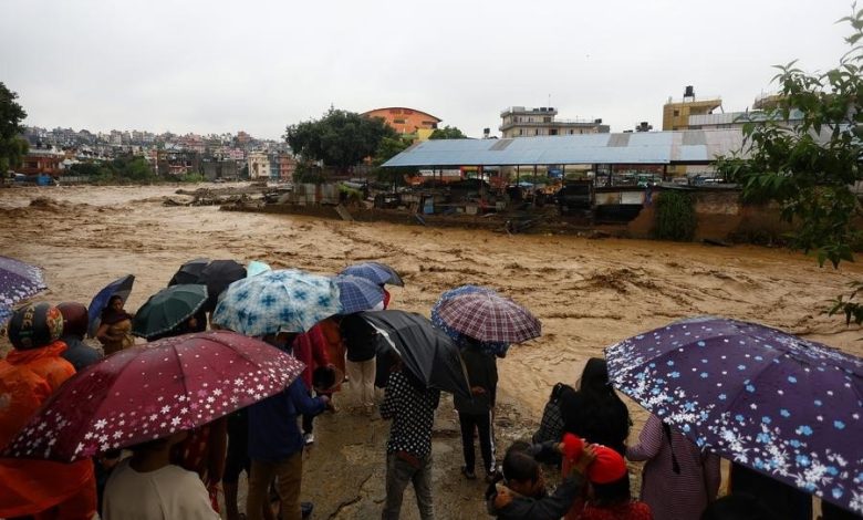 200 mortos em enchentes e deslizamentos de terra no Nepal, as operações de resgate continuam