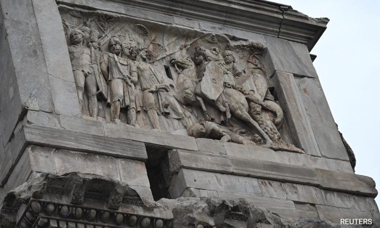 Antigo Arco de Constantino em Roma é danificado por raio