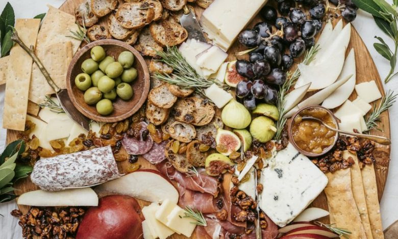 tábua de queijos com uvas e azeitonas_melhor queijo para charcutaria