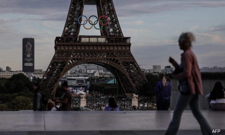 Como os anéis olímpicos na Torre Eiffel se transformaram em batalha política na França