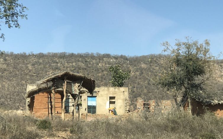 Uma casa cercada por pastagens.