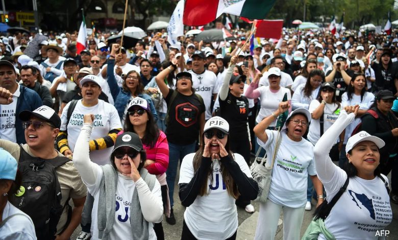 Manifestantes invadem o Senado mexicano e forçam a paralisação do debate sobre reformas