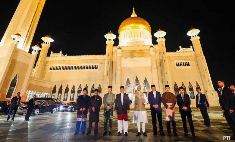 PM Modi, em visita histórica a Brunei, vai à mesquita icônica e se encontra com famílias