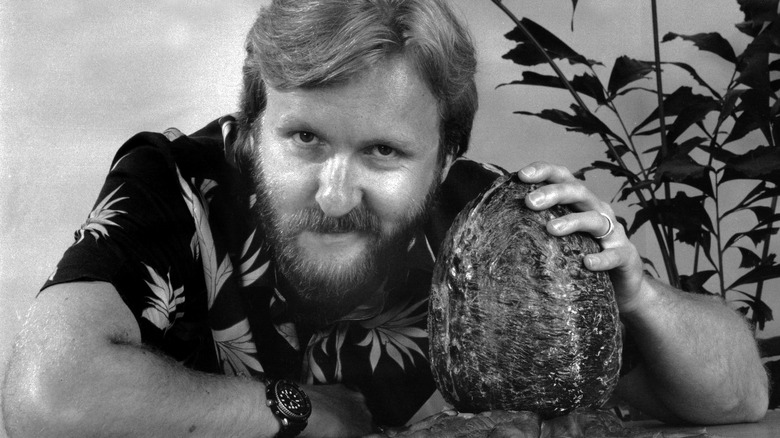 James Cameron com ovo alienígena Aliens 1986