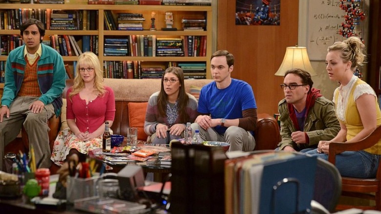 Elenco de Big Bang Theory no sofá