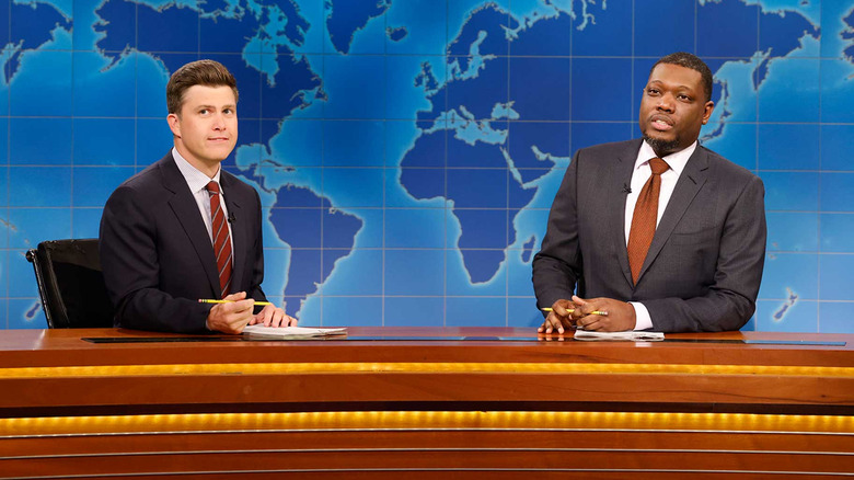 Colin Jost e Michael Che na mesa de atualização de fim de semana do Saturday Night Live