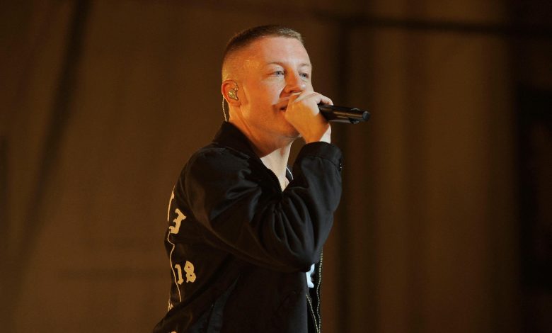 Macklemore se apresentando na Brixton Academy