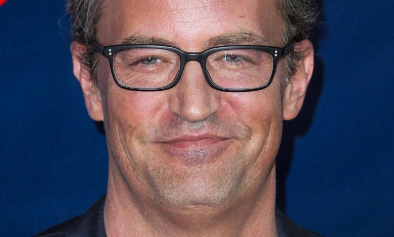 Matthew Perry usando óculos