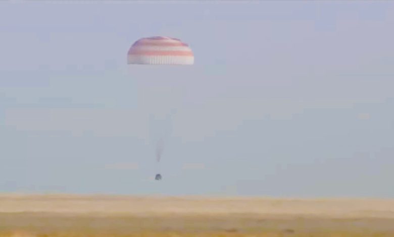 O módulo de pouso Soyuz MS-25 descendo de paraquedas na superfície da estepe do Cazaquistão