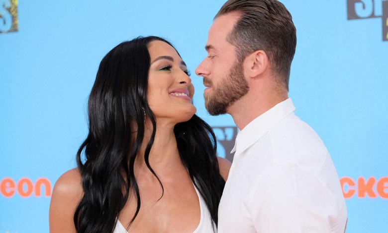 Nikki Garcia e Artem Chigvintsev no Nickelodeon Kids' Choice Sports Awards de 2019