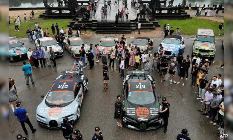 Fotos: Supercarros se alinham no maior templo do mundo, turistas atordoados