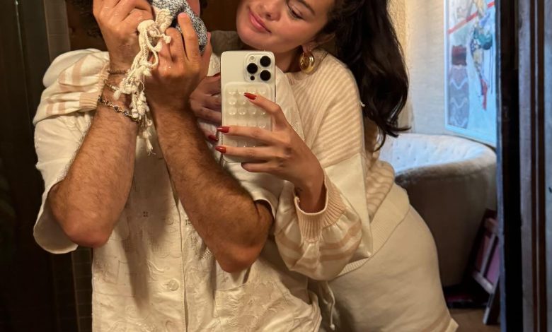 Selena Gomez e Benny Blanco tiram selfie no espelho