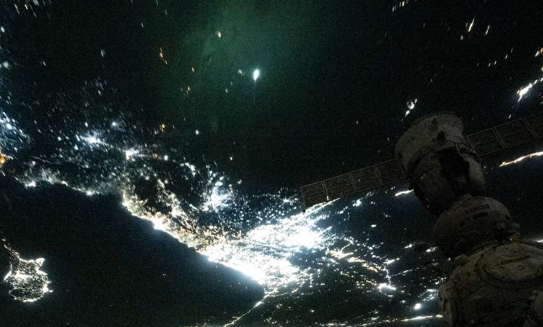 Astronauta observa um meteoro explodir sobre a Terra em uma bola de fogo verde brilhante em um vídeo impressionante da ISS