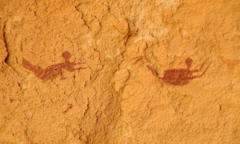 Arte rupestre de 9.000 anos de pessoas nadando no que hoje é o árido Saara