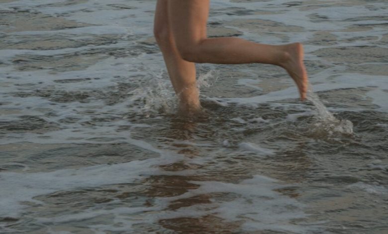 Mulher correndo na água.