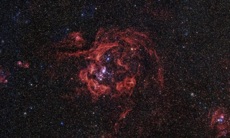 A Galáxia de Andrômeda brilha em vermelho rosado em uma nova imagem deslumbrante do Telescópio Hubble