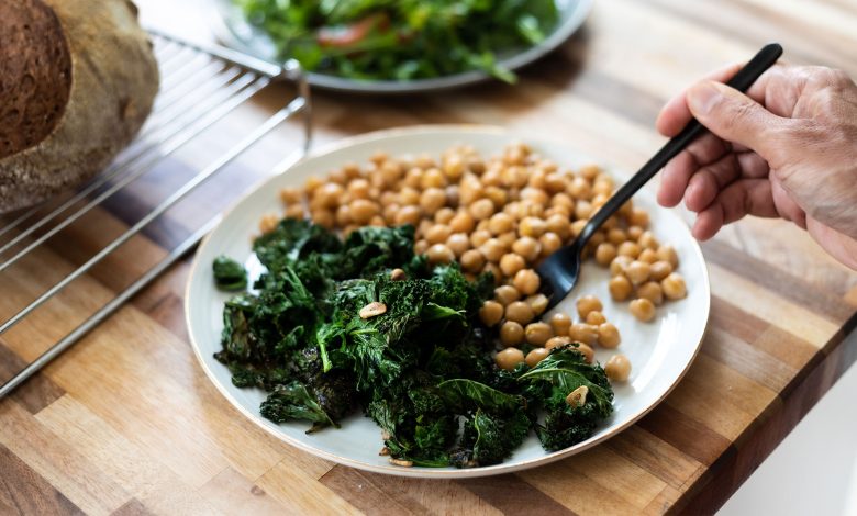 Por que os vegetais de folhas verdes interagem com anticoagulantes?