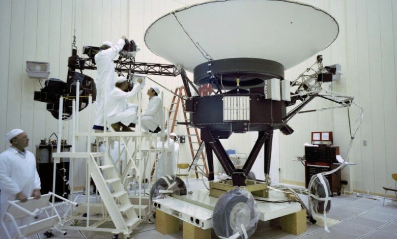 Engenheiros trabalham na Voyager 2 da NASA no JPL em março de 1977, antes do espaço